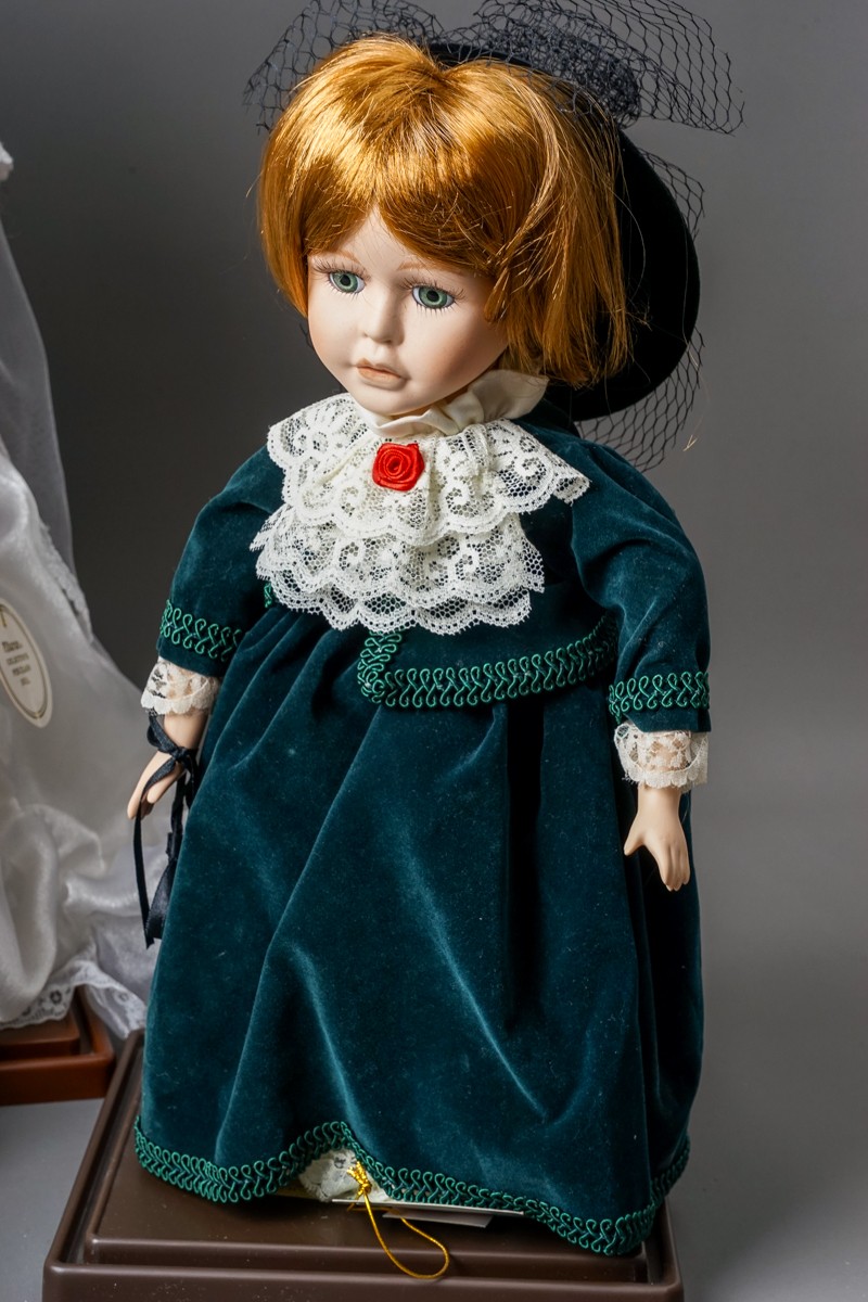 A collection Modern decorative dolls and associated furniture - Image 25 of 27