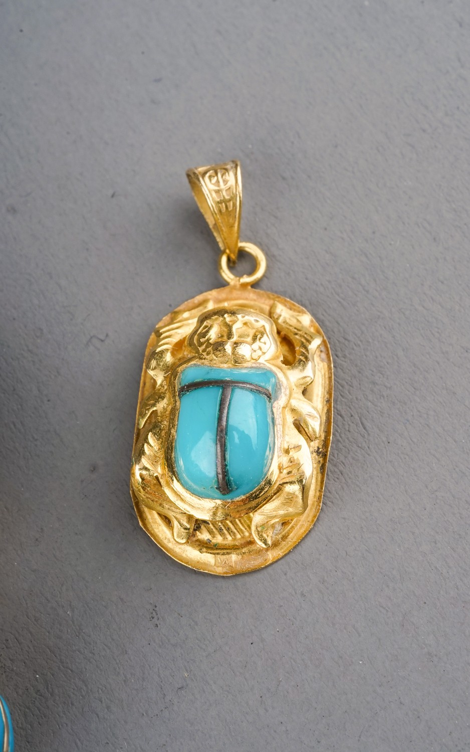 An Egyptian yellow gold bracelet, with seven scarab beetle links set with turquoise glass, approx - Bild 5 aus 12