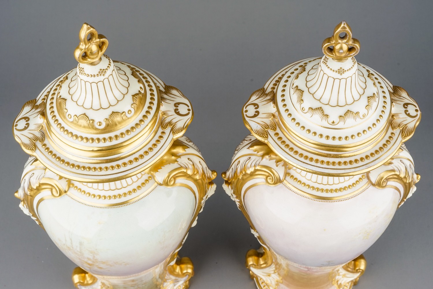 Arthur Leslie: a pair of early 20th Century Royal Doulton vases and covers, urn shaped bodies - Bild 4 aus 7