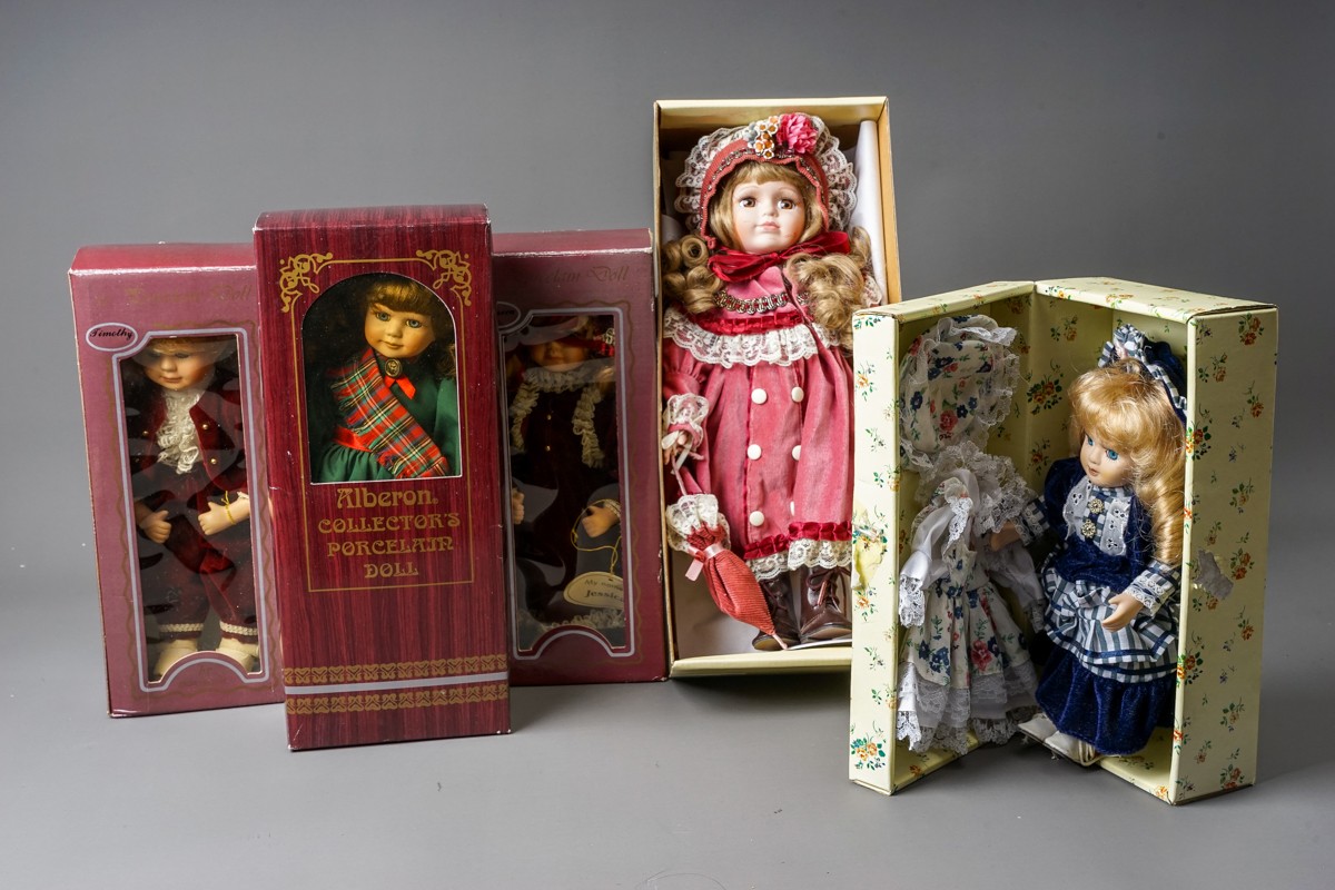 A collection Modern decorative dolls and associated furniture - Image 10 of 27