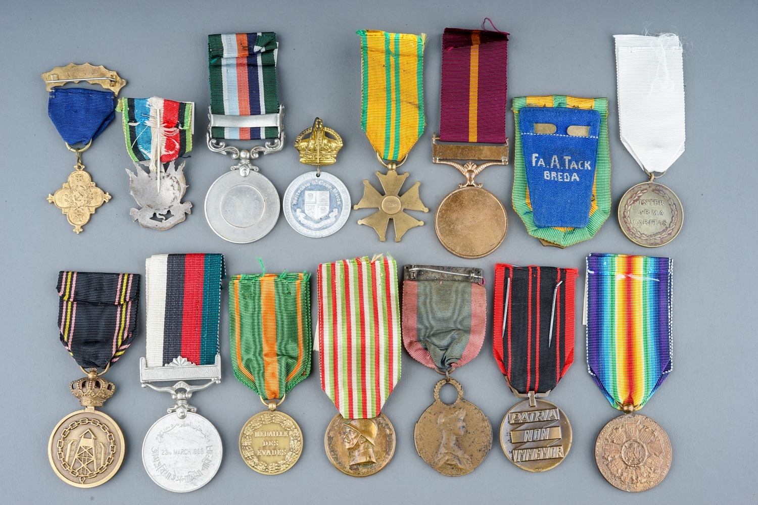A collection of World Medals. 15 in total, France, Belgium, Pakistan etc. Conditions VF+ - Image 9 of 10