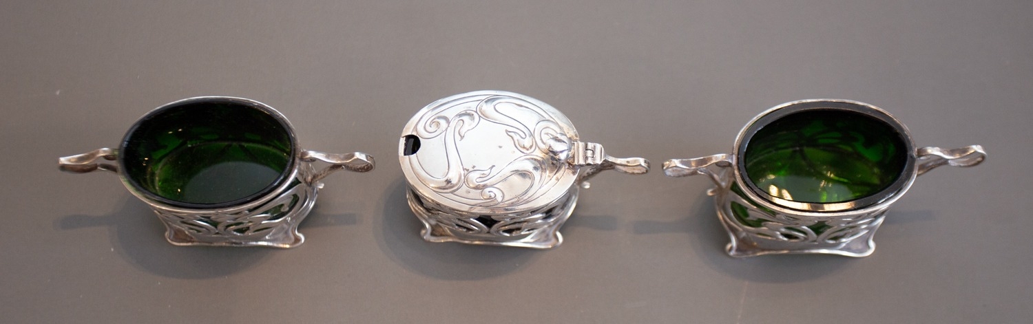 An Art Nouveau style silver condiment set to include mustard pot with cover and a pair of two - Image 3 of 5