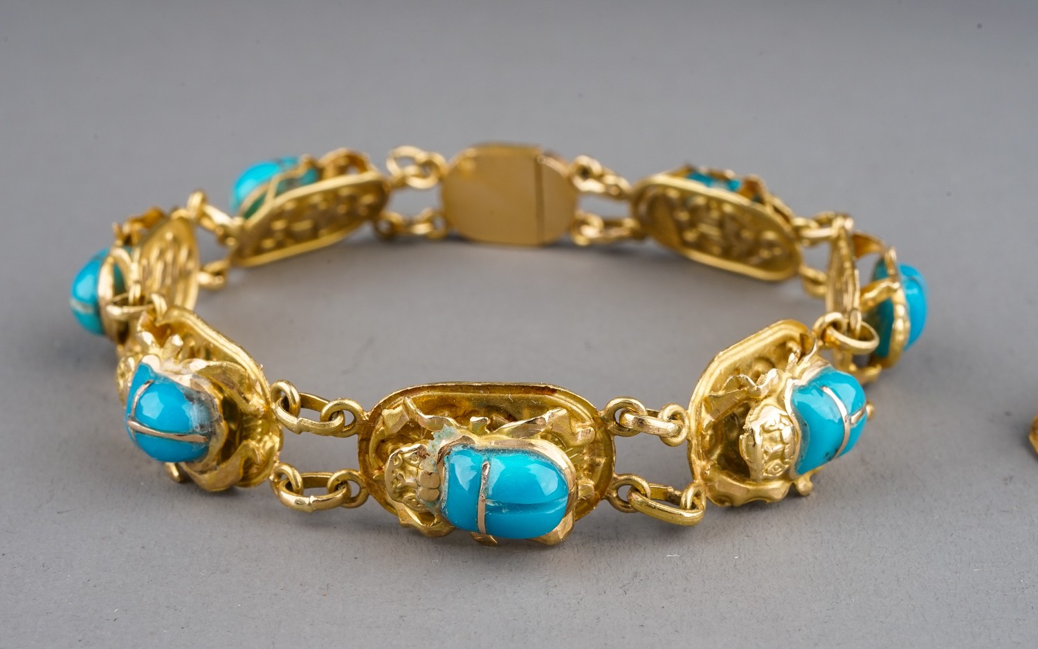 An Egyptian yellow gold bracelet, with seven scarab beetle links set with turquoise glass, approx - Bild 2 aus 12