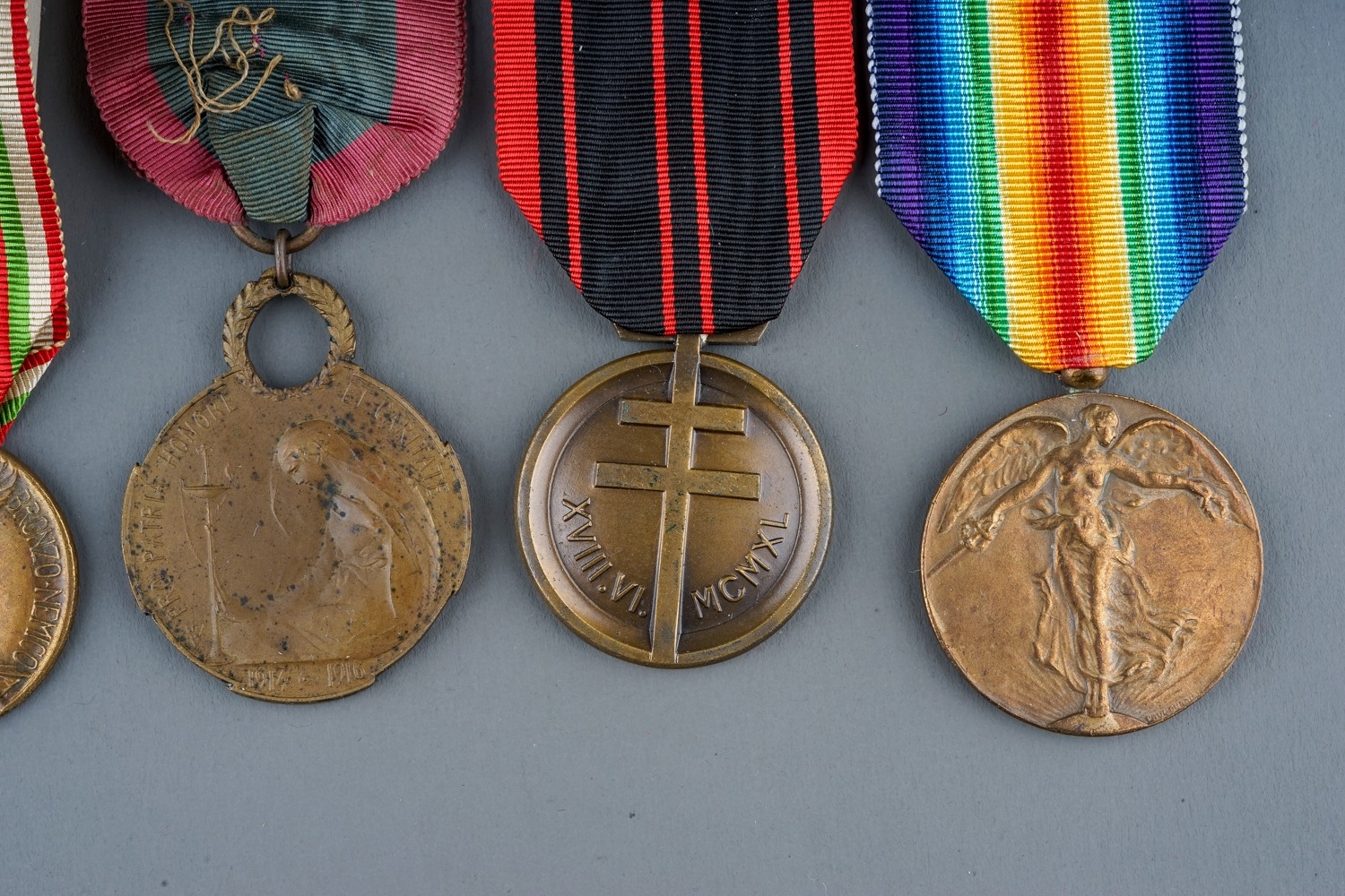 A collection of World Medals. 15 in total, France, Belgium, Pakistan etc. Conditions VF+ - Image 5 of 10