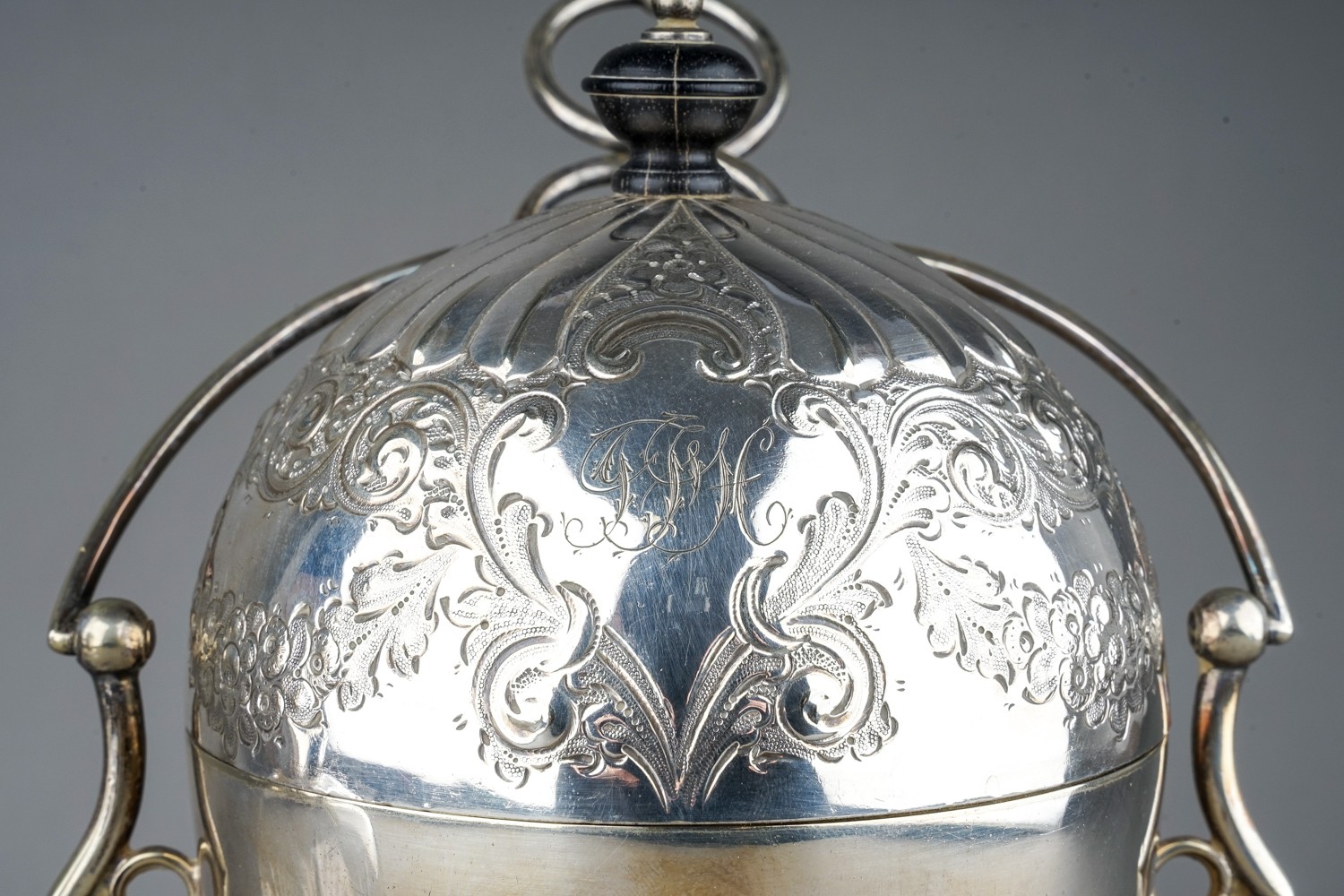 An Edwardian silver plate egg warmer / coddler and cover, the cover chased with flowers, cartouche - Bild 5 aus 6