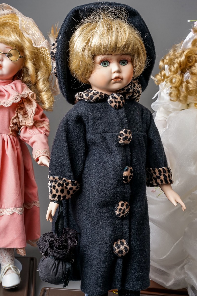 A collection Modern decorative dolls and associated furniture - Image 26 of 27