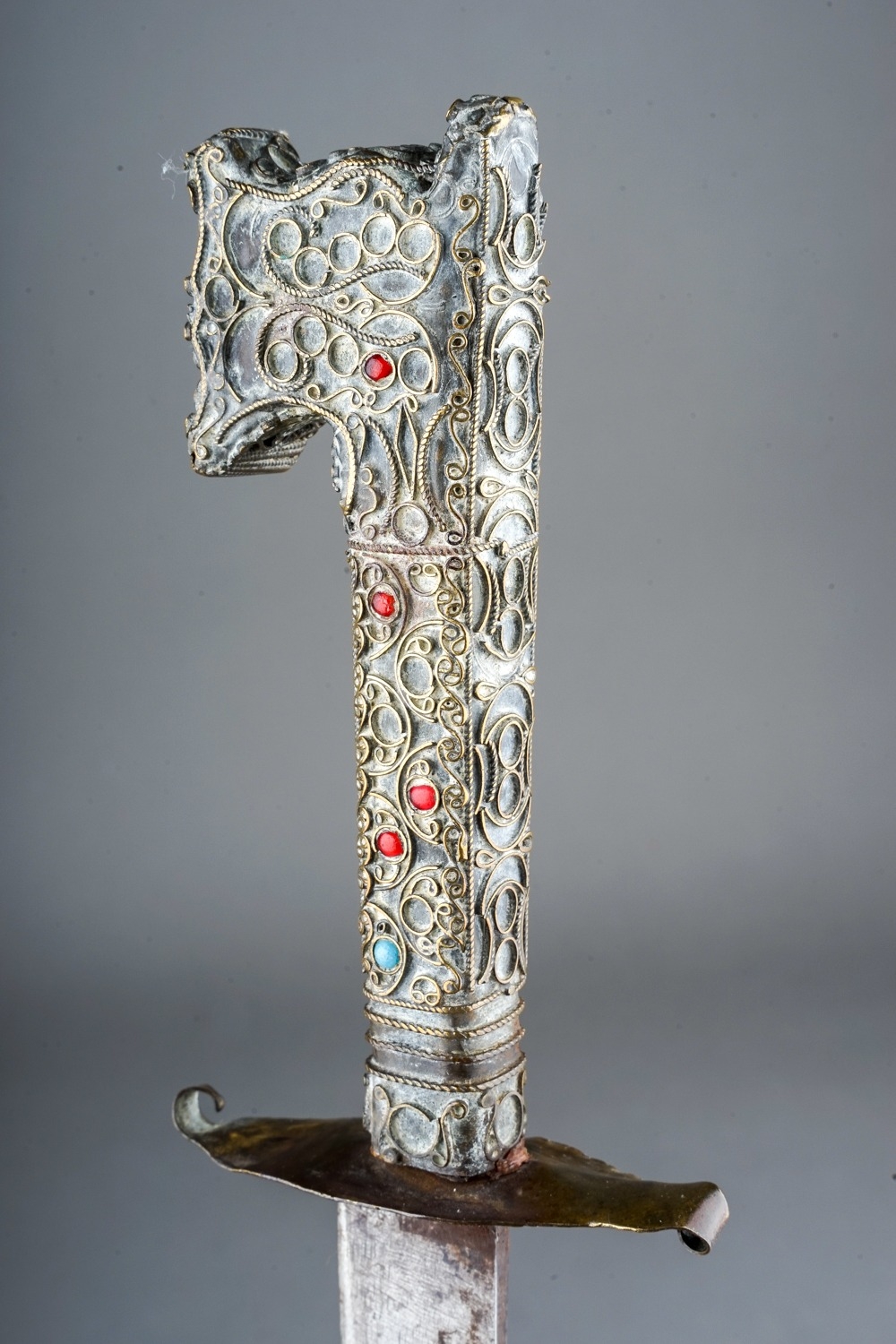 Antique Moroccan Nimcha dagger, wire work hilt set with turquoise and red stones. Length 39cm - Image 3 of 4