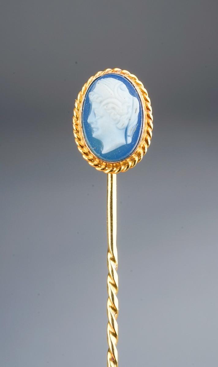A late 19th/early 20th century yellow gold cameo stick pin, set with an oval blue and white glass - Image 4 of 6