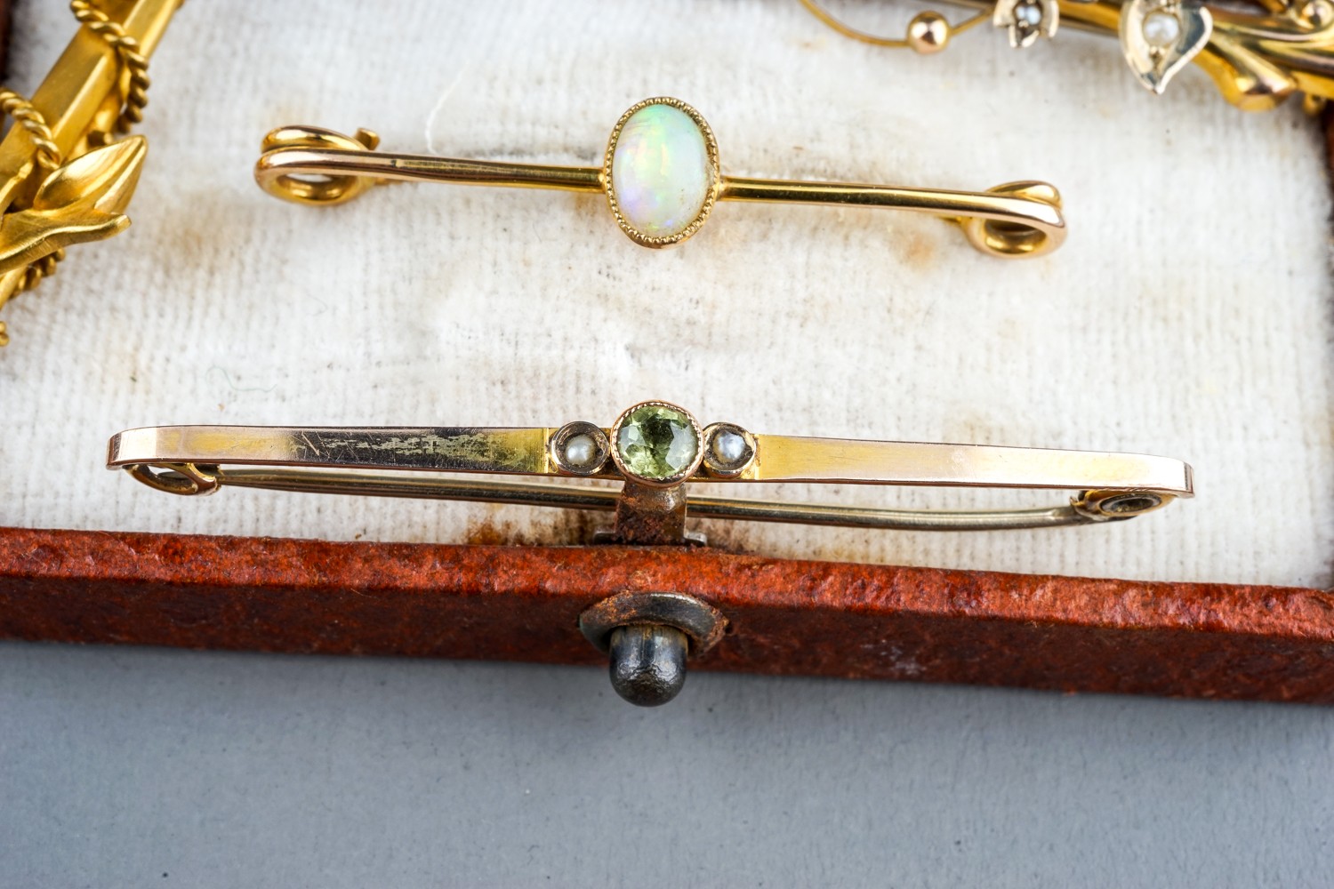 A collection of four Edwardian 9ct yellow gold bar brooches, including seed pearl, opal, peridot, - Image 10 of 12