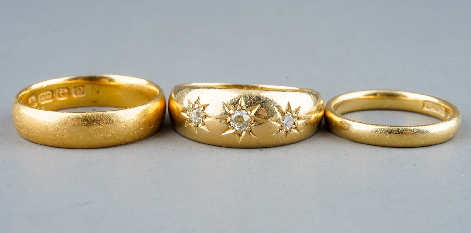 An Edwardian 18ct yellow gold and diamond three-stone ring, set with old-cut diamonds in star - Image 4 of 12