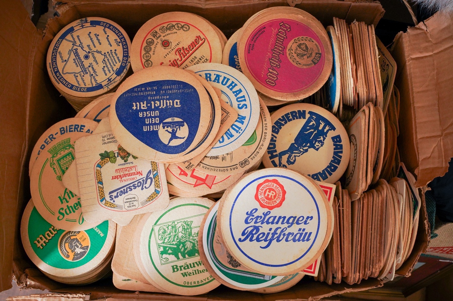 An extensive collection of vintage mainly German beer mats (1 box) - Image 2 of 2