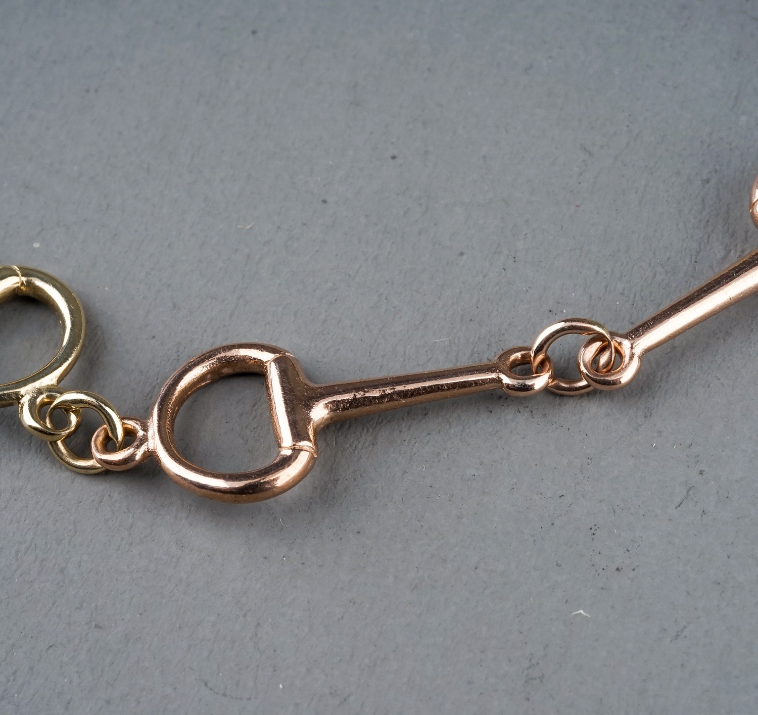A 9ct yellow and rose gold snaffle bit bracelet, approx 20cm long, gross weight approx 6.2g - Image 6 of 6