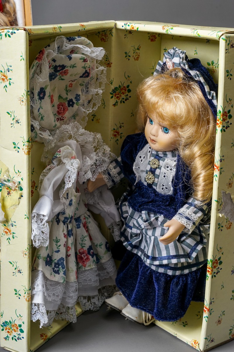 A collection Modern decorative dolls and associated furniture - Image 14 of 27