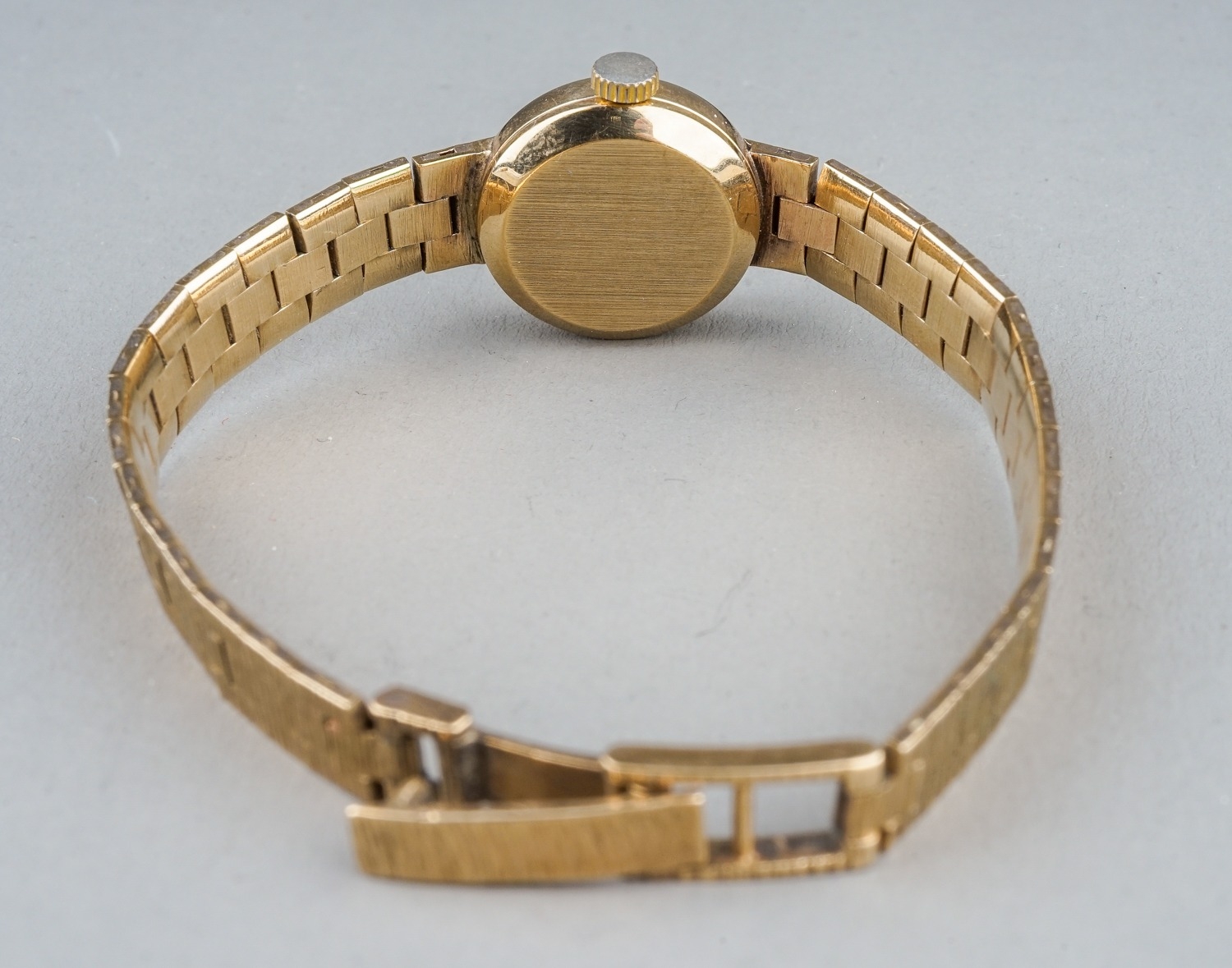 A ladies Accurist 9ct gold wristwatch, with integral bracelet 9ct gold bark effect strap, total - Image 4 of 4