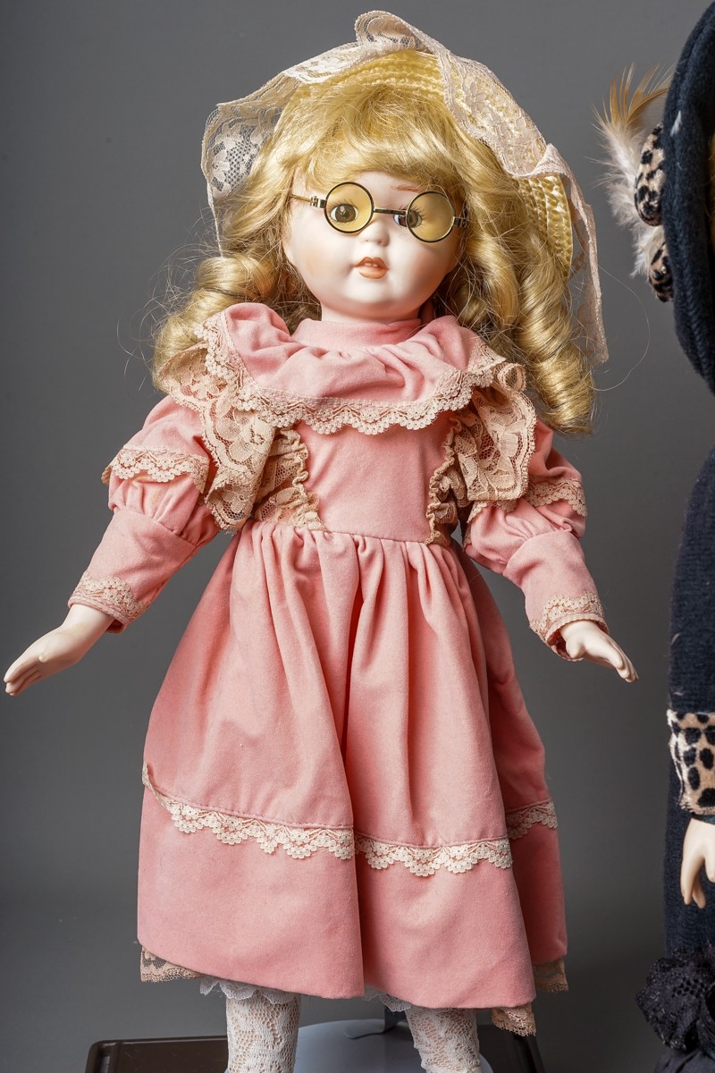 A collection Modern decorative dolls and associated furniture - Image 27 of 27