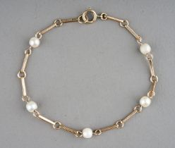 A 9ct yellow gold and pearl bracelet, set with five cultured pearls, approx 18.5cm long, total gross