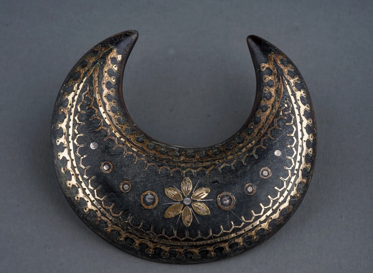 A 19th Century tortoiseshell and gold pique brooch, the crescent shaped brooch set with scroll and - Image 2 of 5