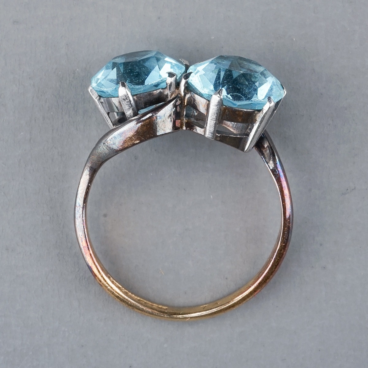 An early 20th century 18ct yellow gold and aquamarine two-stone cross-over ring, set with round - Image 3 of 4