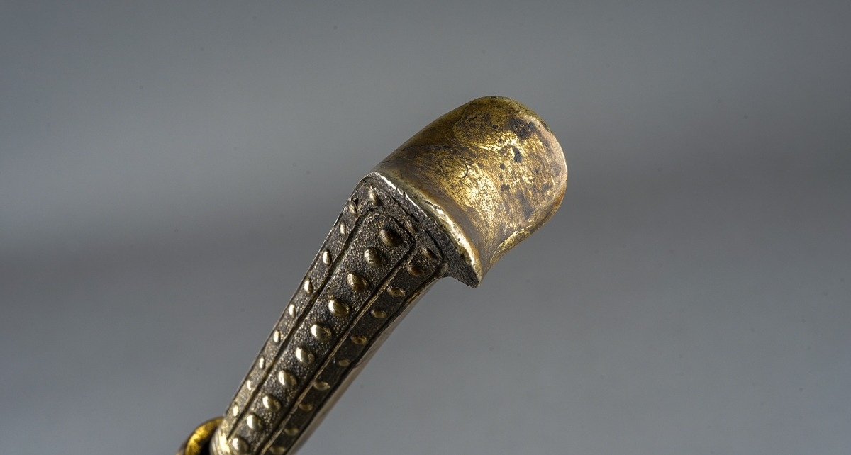 Antique Turkish Yatagan Kard dagger. Wooden scabbard with gilt metal fittings, length 43cm - Image 5 of 8