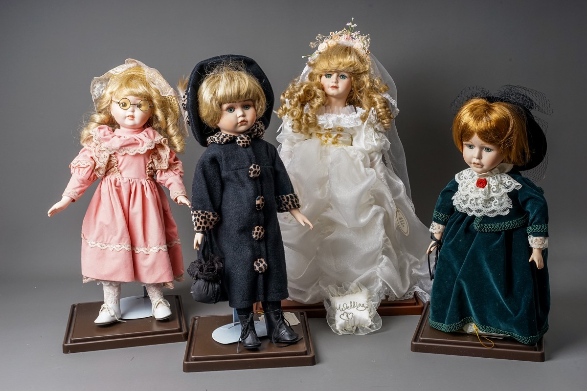 A collection Modern decorative dolls and associated furniture - Image 23 of 27