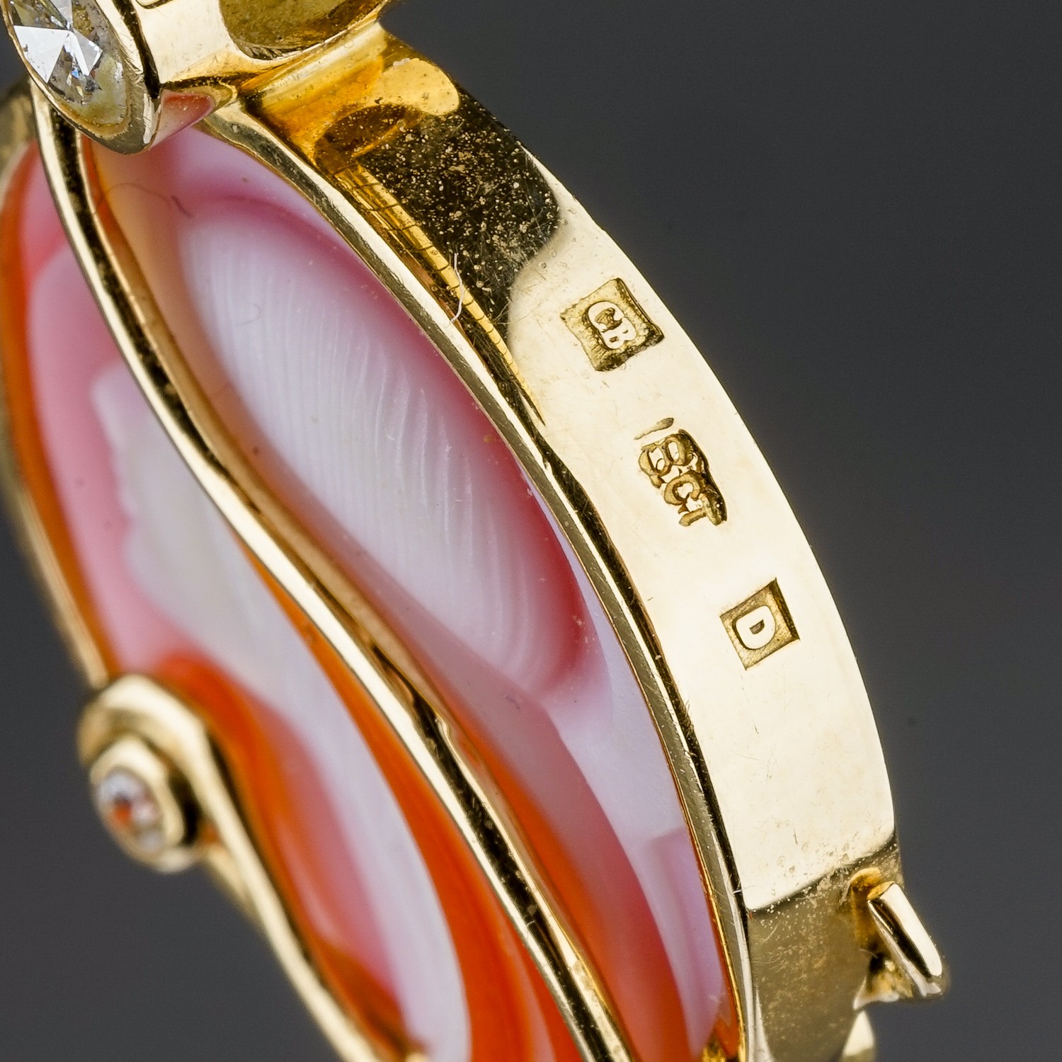 Catherine Best of Guernsey - an 18ct yellow gold, diamond and cameo pendant necklace, the agate - Bild 4 aus 6