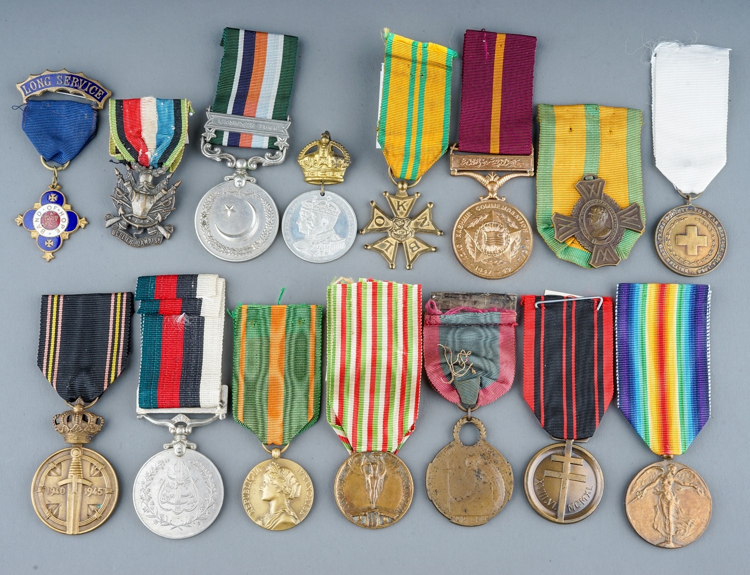 A collection of World Medals. 15 in total, France, Belgium, Pakistan etc. Conditions VF+