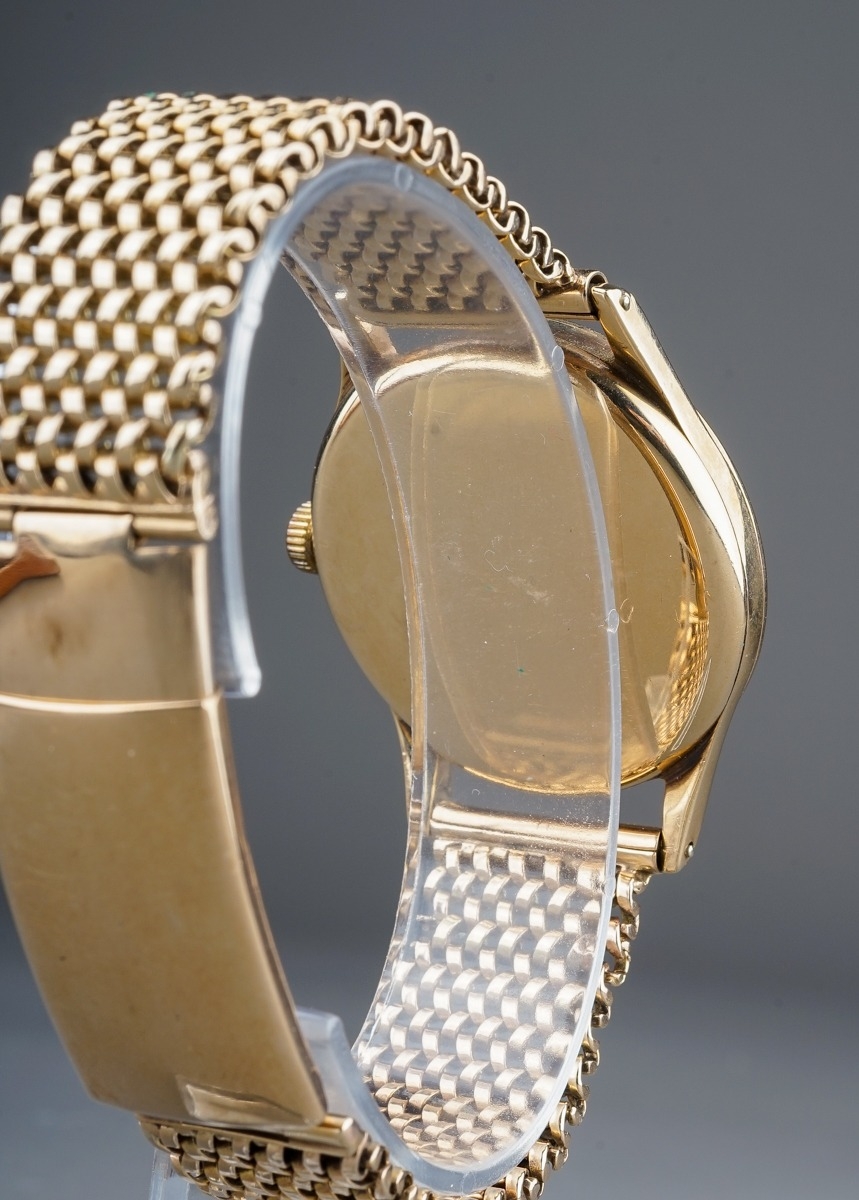 A gentleman's 9ct yellow gold Omega wristwatch, 30mm dial with baton and Arabic numerals, 35mm case, - Image 5 of 5