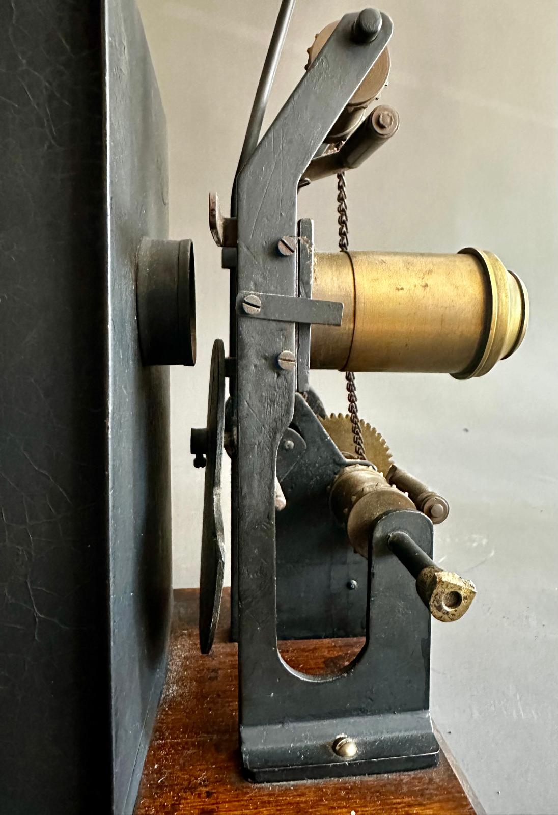 An early 20th Century hand crank 35mm Projector - Image 4 of 7
