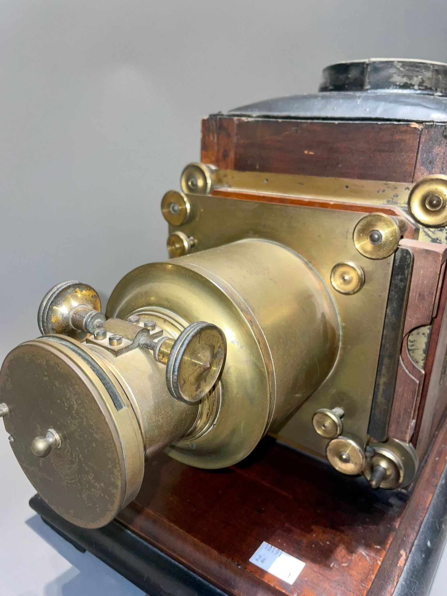 An early 20th Century mahogany and brass magic lantern - Bild 3 aus 4