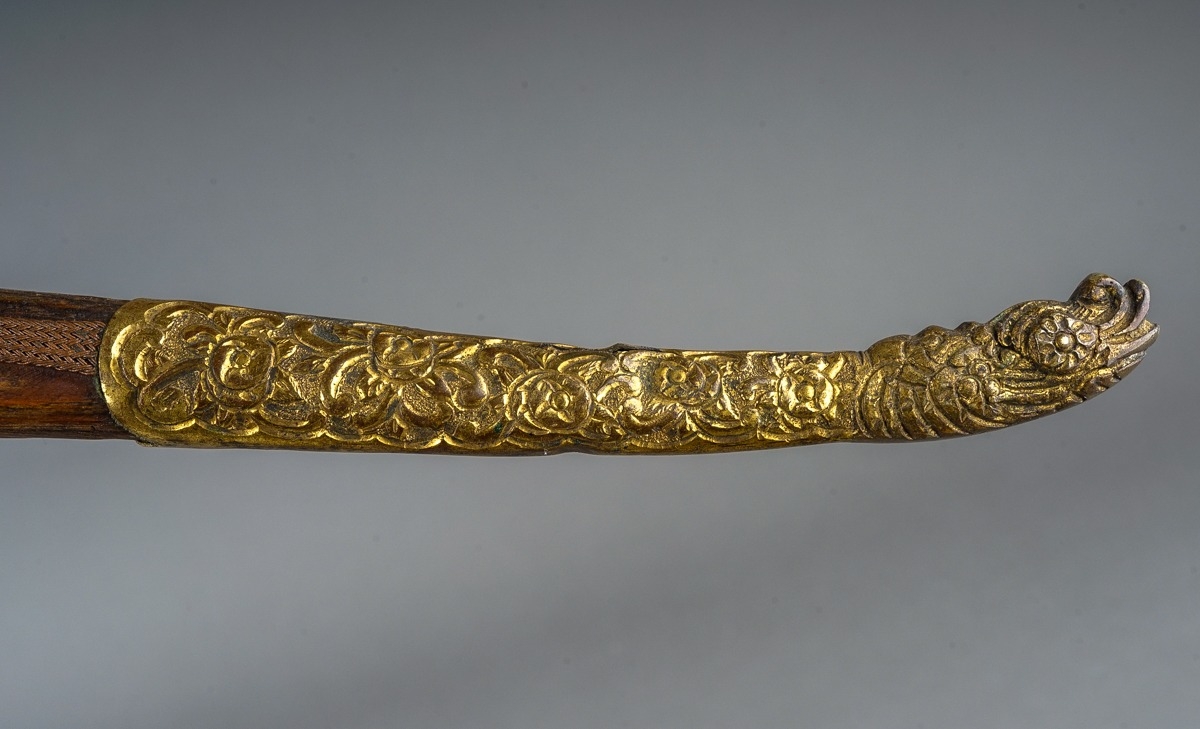 Antique Turkish Yatagan Kard dagger. Wooden scabbard with gilt metal fittings, length 43cm - Image 6 of 8