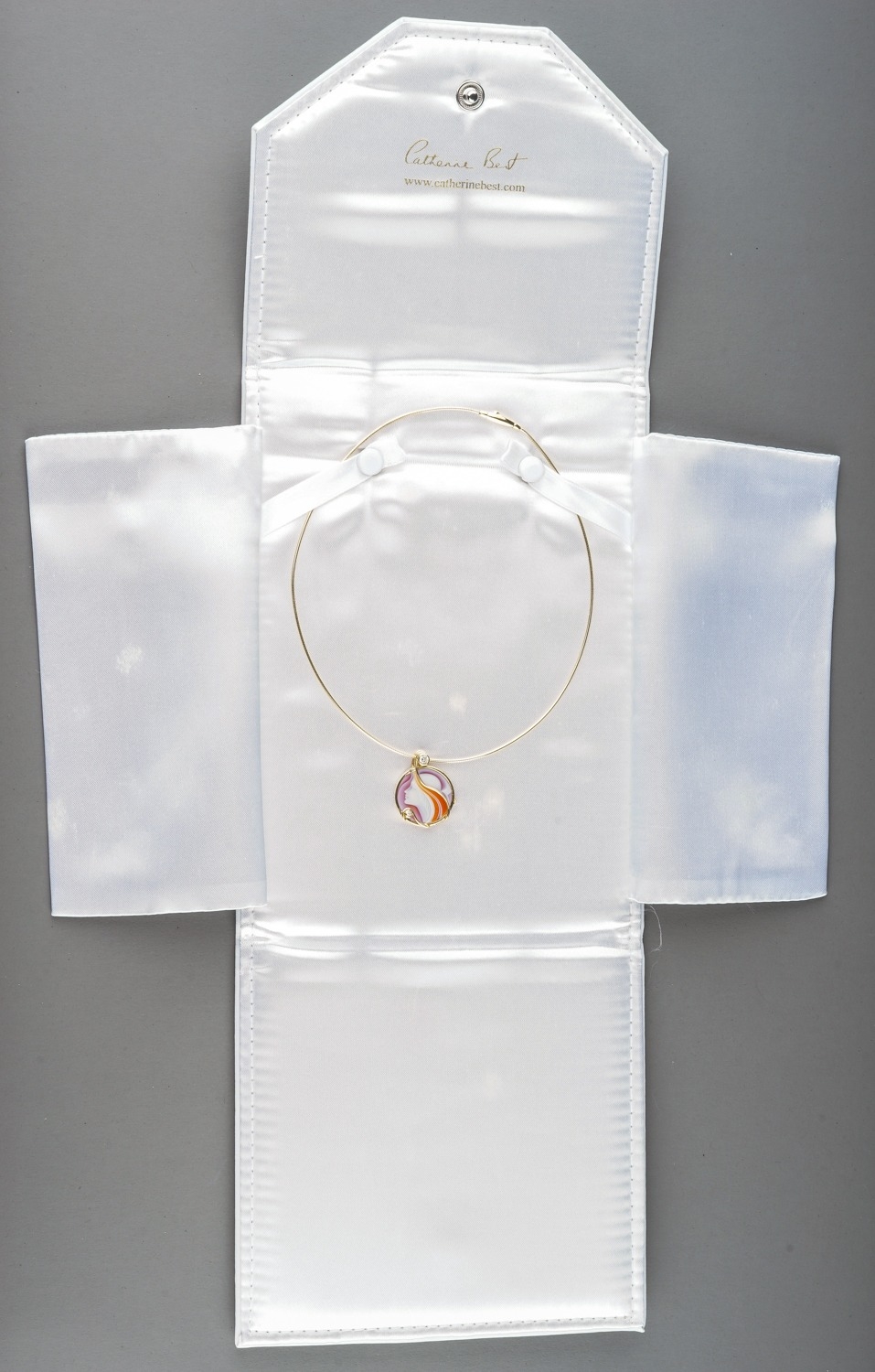 Catherine Best of Guernsey - an 18ct yellow gold, diamond and cameo pendant necklace, the agate - Bild 6 aus 6