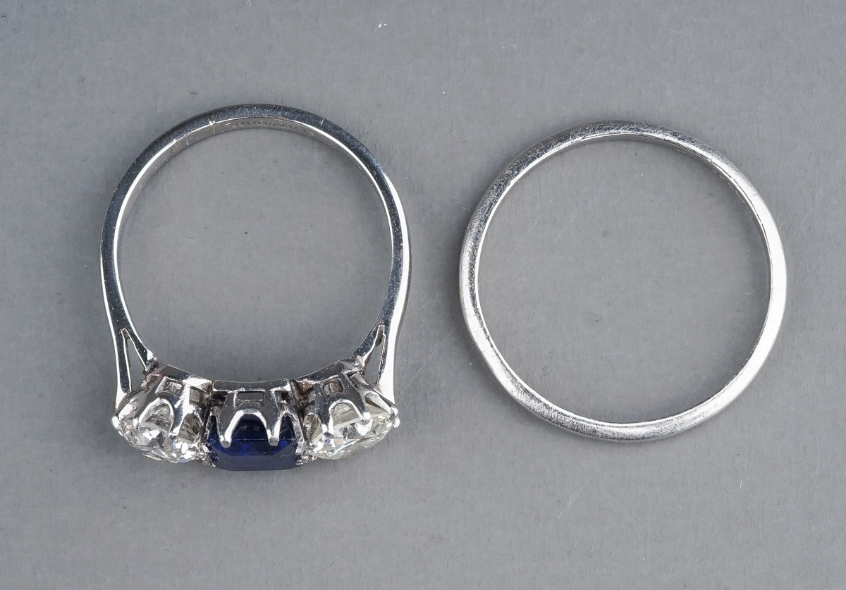 An early 20th century platinum diamond and sapphire three-stone ring, the rectangular-cut sapphire - Image 4 of 6