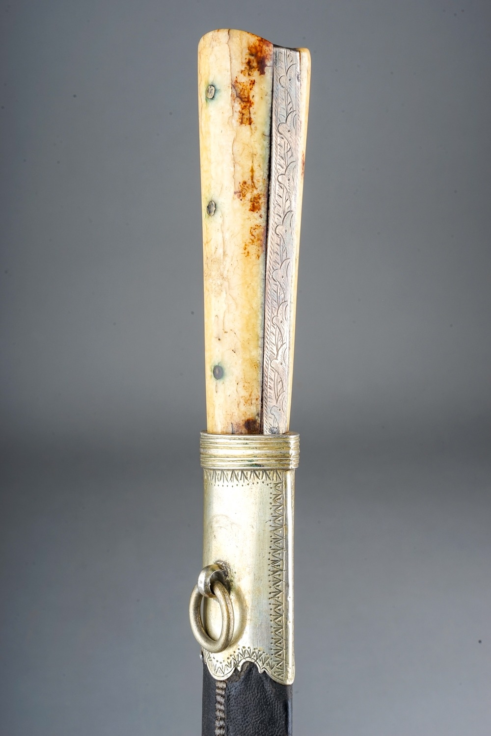 Antique 19th Century Persian Kard dagger. Gold koftgari to blade. Walrus ivory grips with - Image 4 of 4