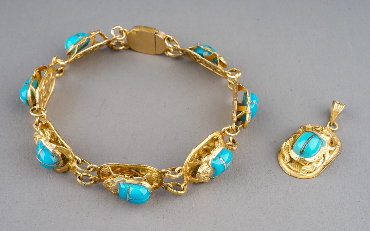 An Egyptian yellow gold bracelet, with seven scarab beetle links set with turquoise glass, approx - Bild 3 aus 12
