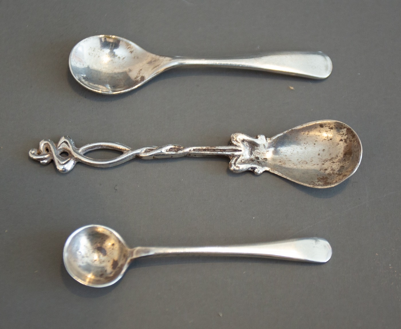 An Art Nouveau style silver condiment set to include mustard pot with cover and a pair of two - Image 2 of 5