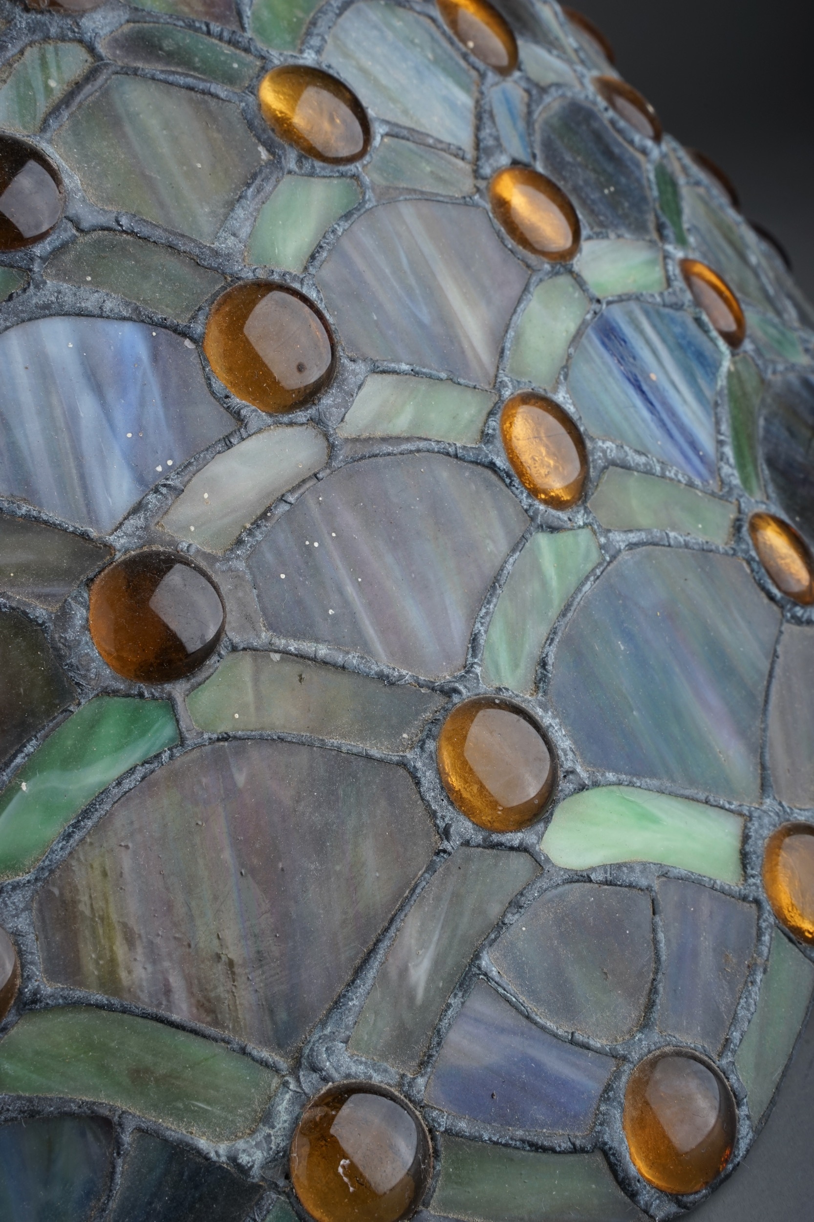 A Continental Tiffany style stained glass lamp stylised fan decoration to shade and stand with amber - Image 3 of 4