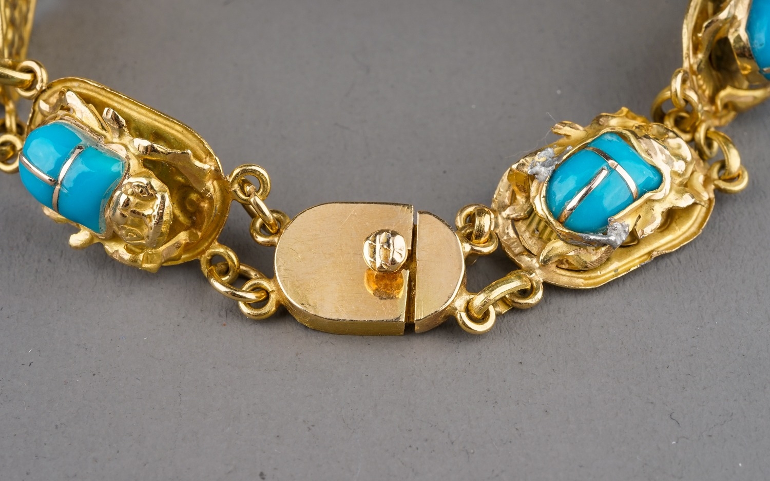 An Egyptian yellow gold bracelet, with seven scarab beetle links set with turquoise glass, approx - Bild 8 aus 12