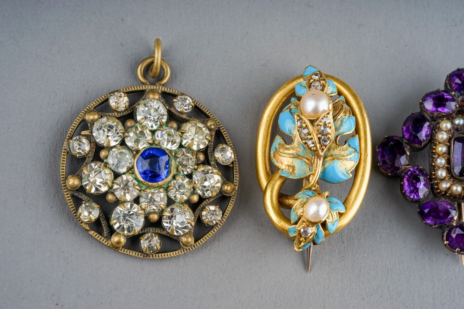 A Georgian yellow metal paste and seed pearl brooch, set with oval amethyst glass and a border of - Image 2 of 4