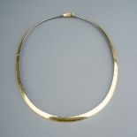 An 18ct gold reversible necklace, can be worn as either yellow or white gold, approx 46cm long,