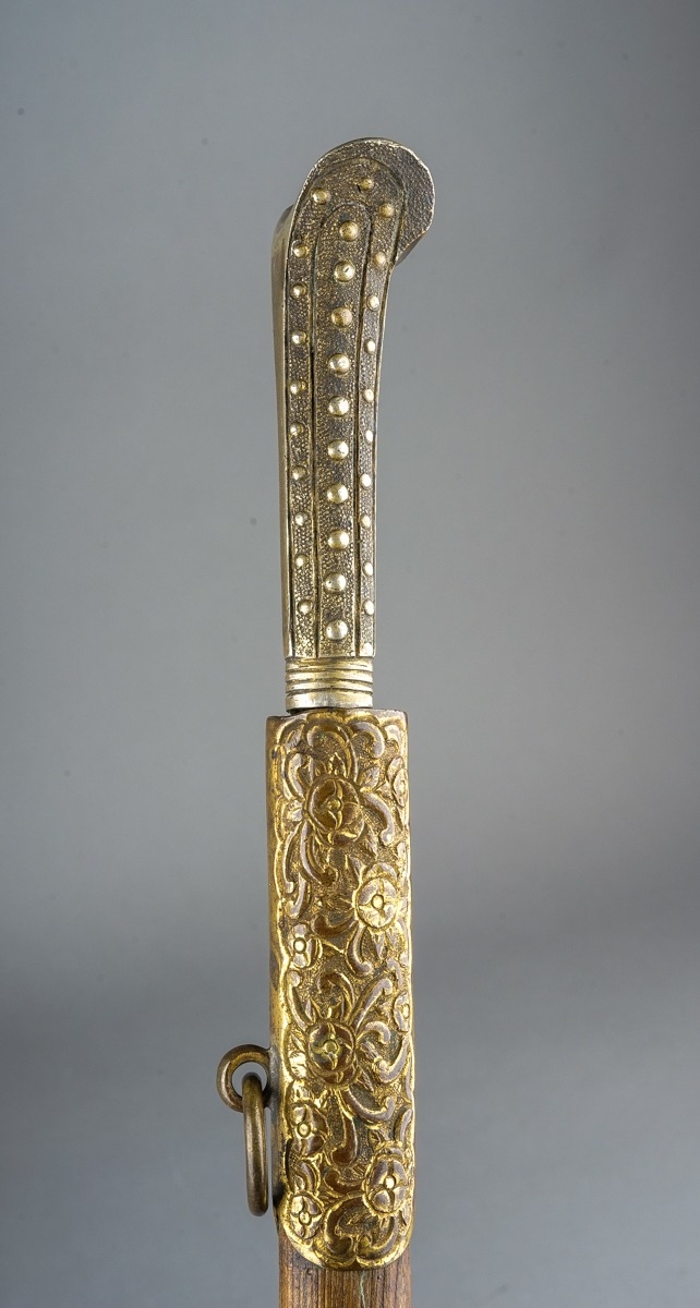 Antique Turkish Yatagan Kard dagger. Wooden scabbard with gilt metal fittings, length 43cm - Image 4 of 8