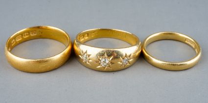 An Edwardian 18ct yellow gold and diamond three-stone ring, set with old-cut diamonds in star