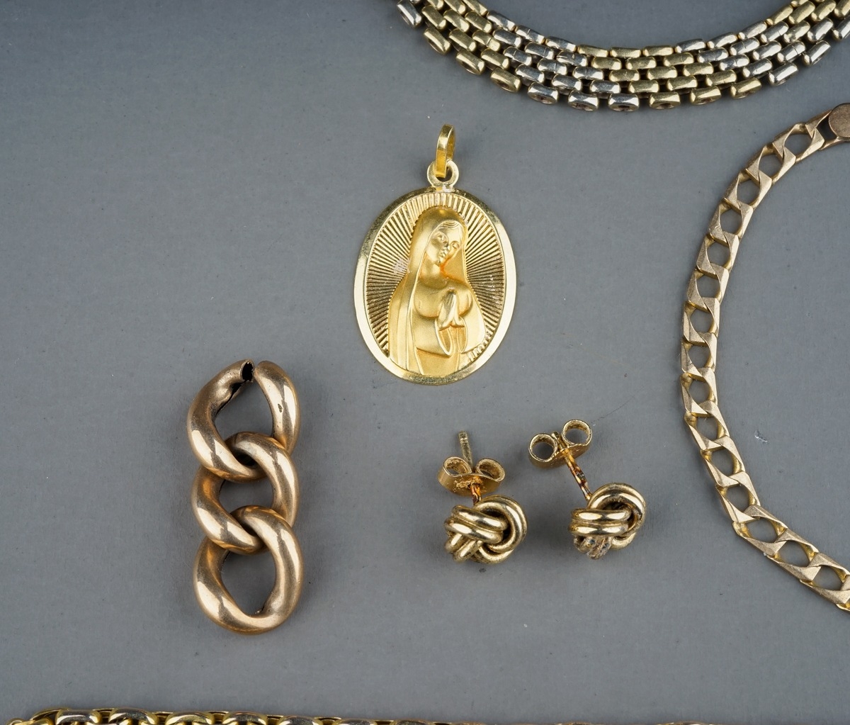 An 18ct gold St Christopher pendant, approx 3.1g; a collection of 9ct gold jewellery including - Image 4 of 5