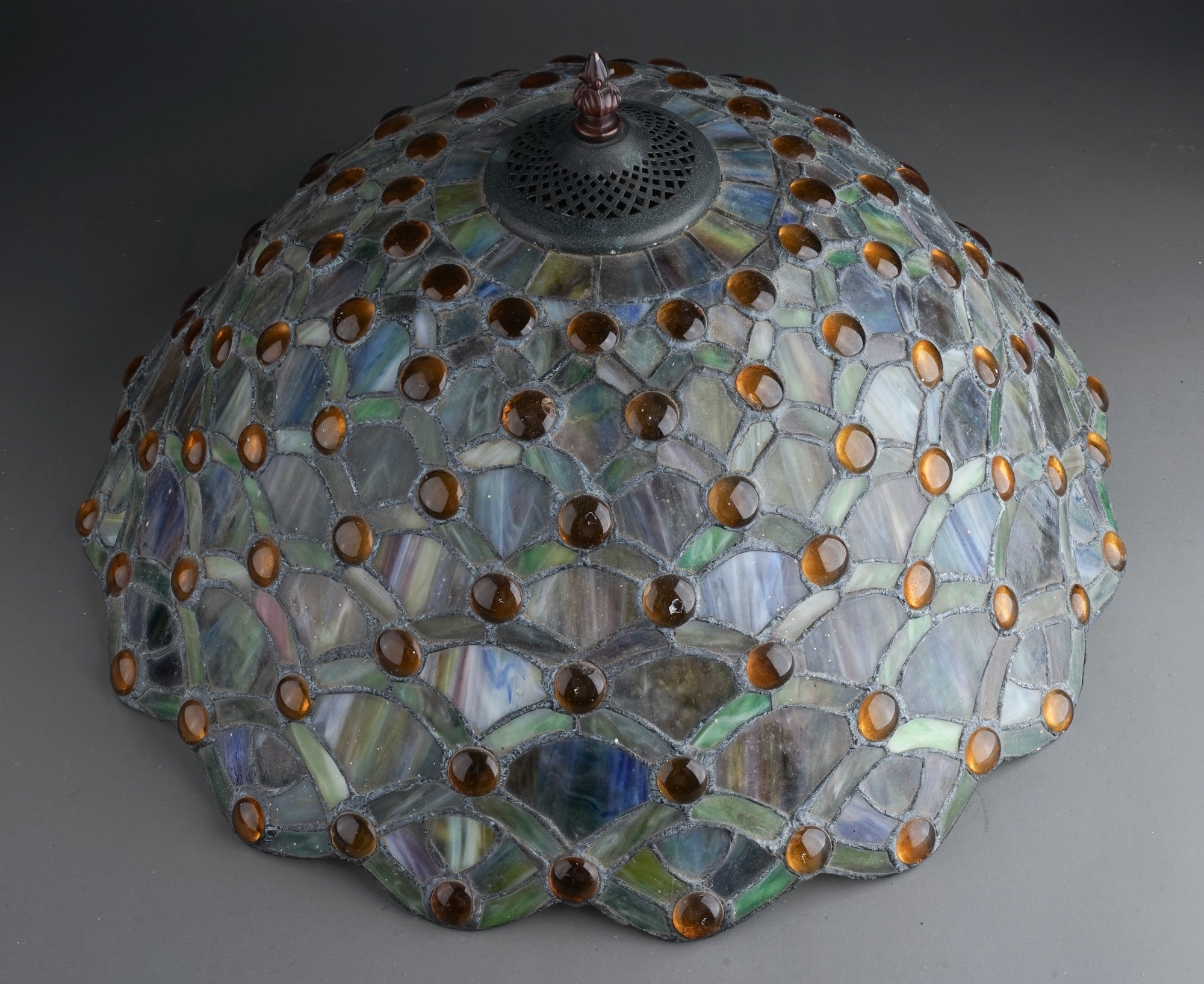A Continental Tiffany style stained glass lamp stylised fan decoration to shade and stand with amber - Image 4 of 4