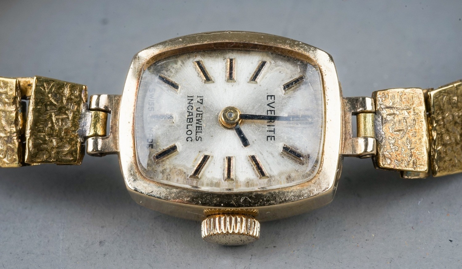 A ladies 9ct yellow gold cased Everite wristwatch, gold-plated strap; and a collection of costume - Image 14 of 18