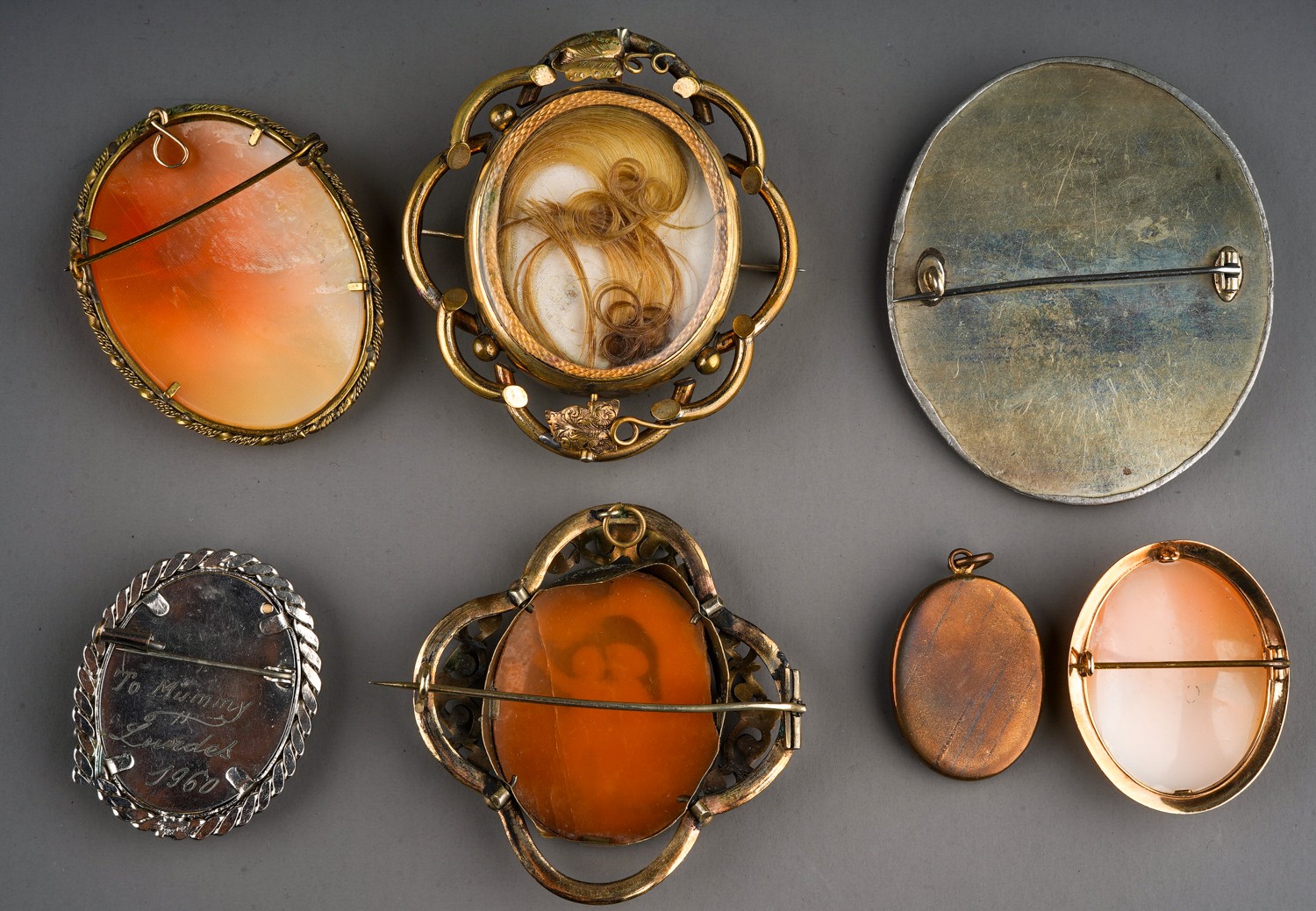 A collection of cameo brooches, including a 9ct gold framed cameo, total gross weight approx 9.8g; a - Bild 2 aus 2