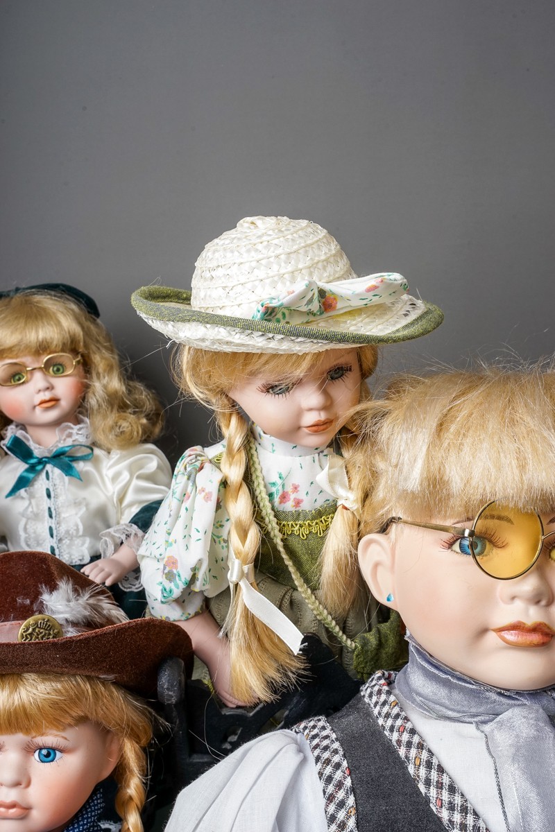 A collection Modern decorative dolls and associated furniture - Image 5 of 27