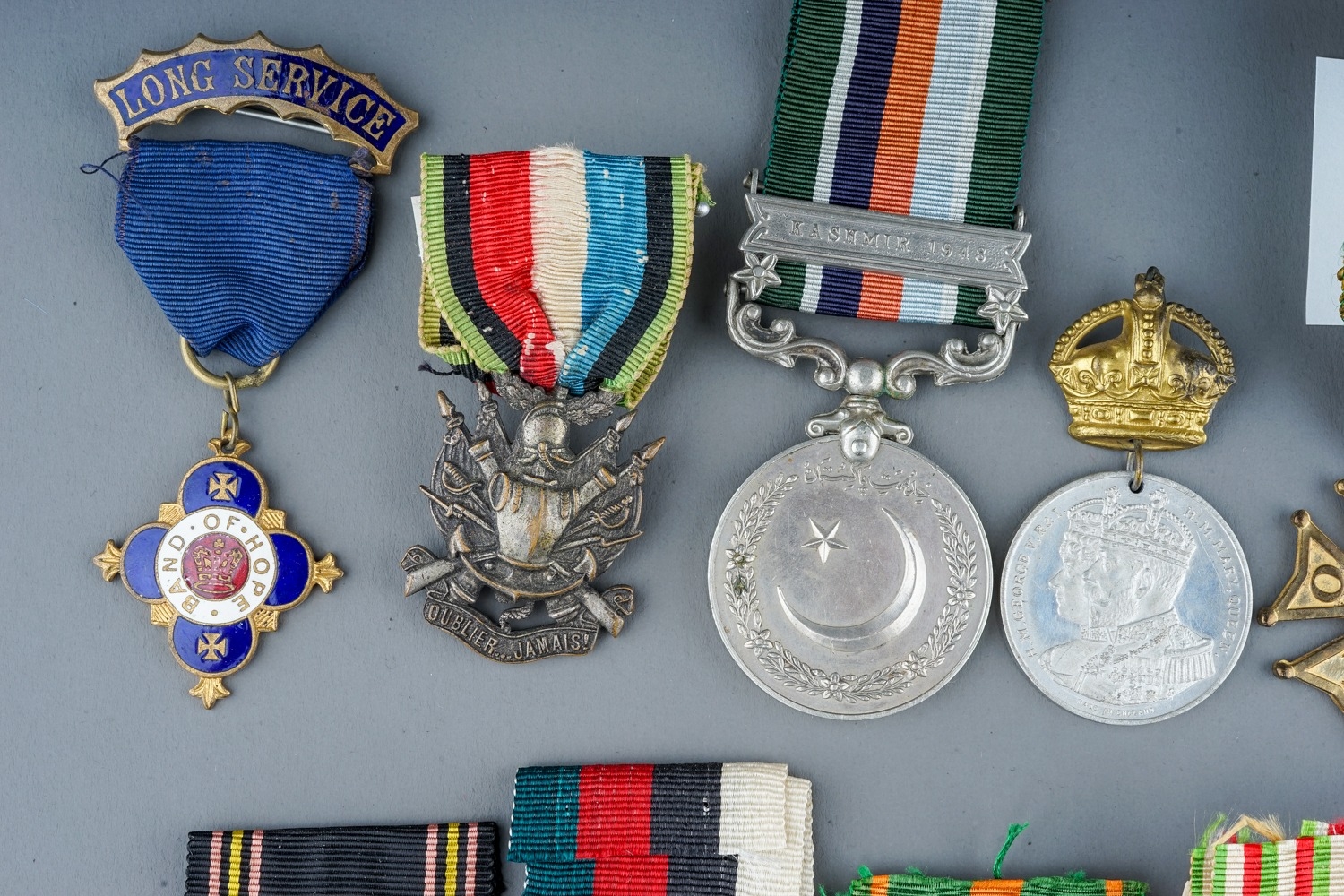 A collection of World Medals. 15 in total, France, Belgium, Pakistan etc. Conditions VF+ - Image 8 of 10