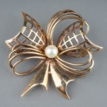 A 9ct yellow gold and cultured pearl bow brooch, approx 4cm wide, makers mark 'Y&E', gross weight