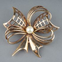 A 9ct yellow gold and cultured pearl bow brooch, approx 4cm wide, makers mark 'Y&E', gross weight