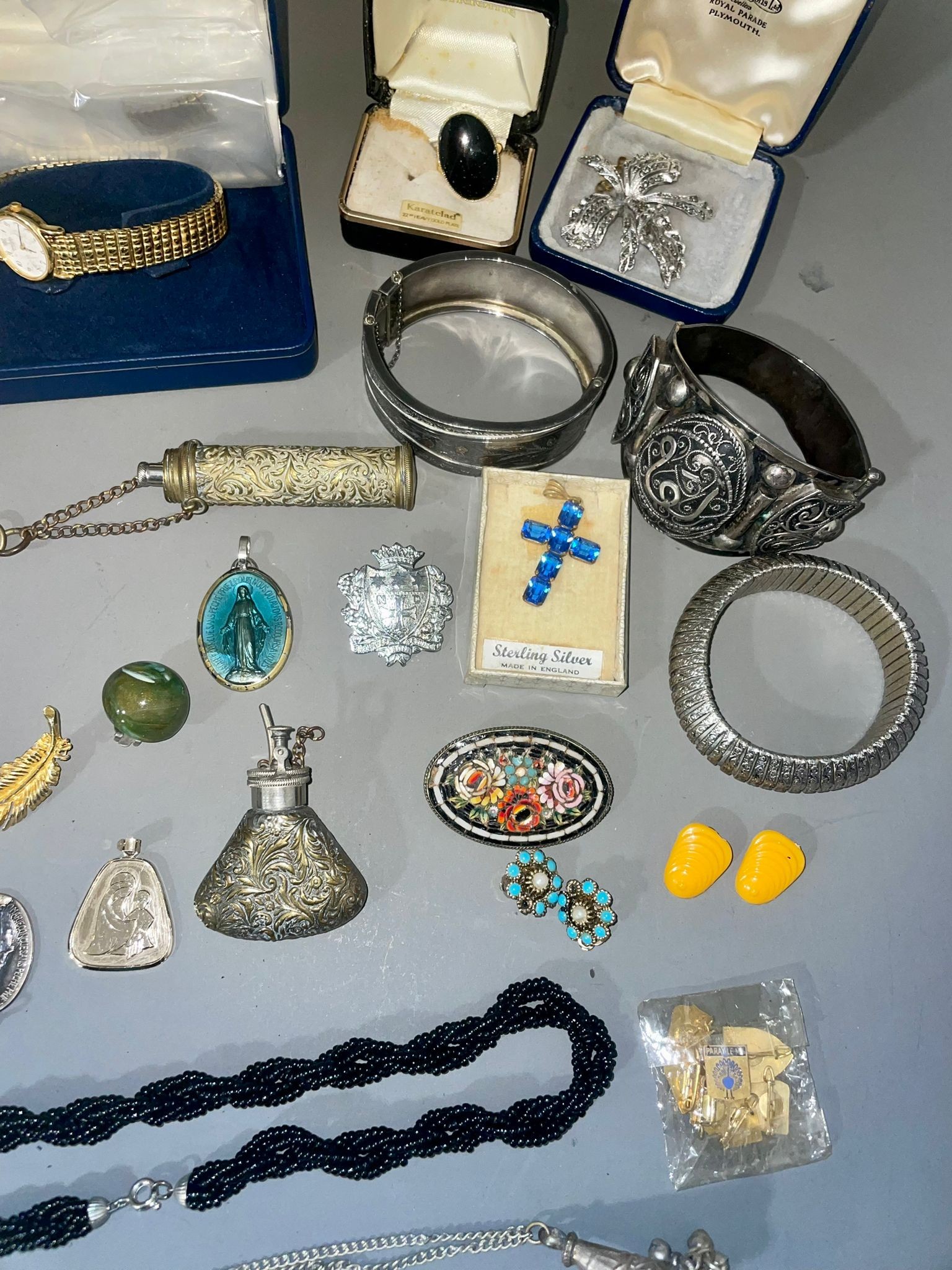 Costume jewellery, including a Victorian silver hinged bangle, makers mark D&F, 1.27ozt; another - Image 3 of 5